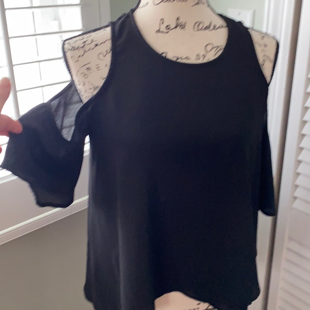 Arielle black cold shoulder M top